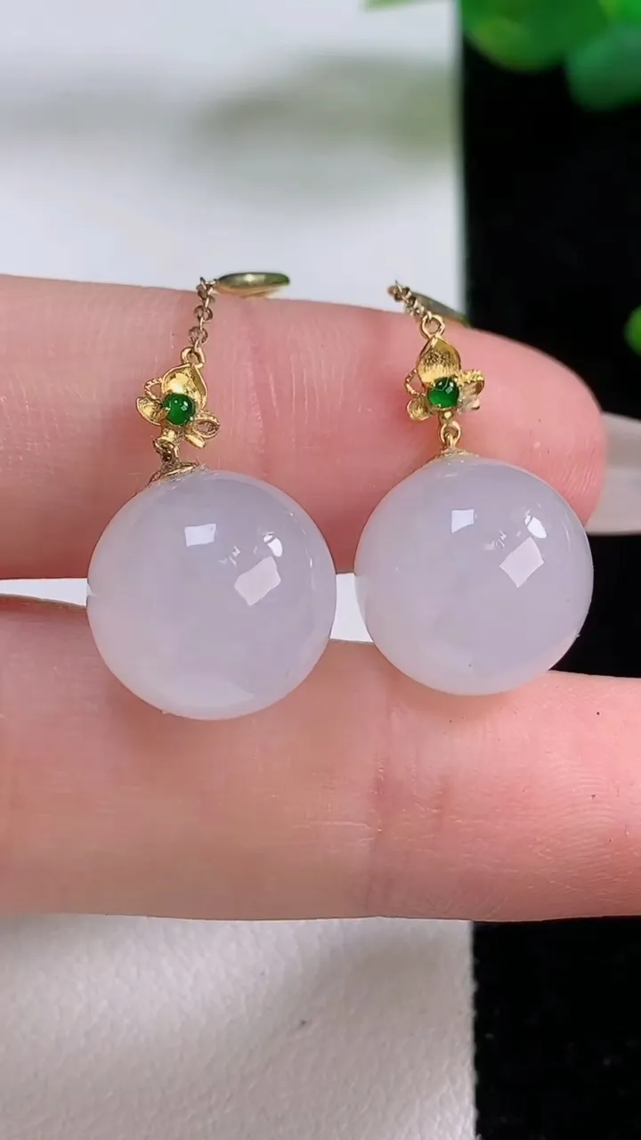 天然A货翡翠种白冰圆珠耳坠，尺寸12.7，重量:7.87g12月5日
工厂直销收藏佳品,种好水足，色