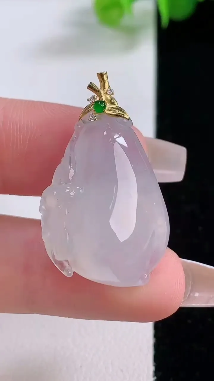 天然A货翡翠种白冰福瓜吊坠，尺寸26.2-19-8.9，重量:6.75g
12月5日