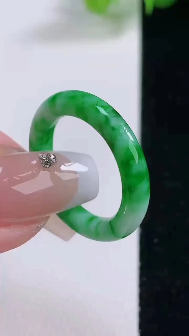 天然A货翡翠指环 戒指，尺寸17.6-3.4-3.2，重量:2.62g2025年12月5日
工厂直销