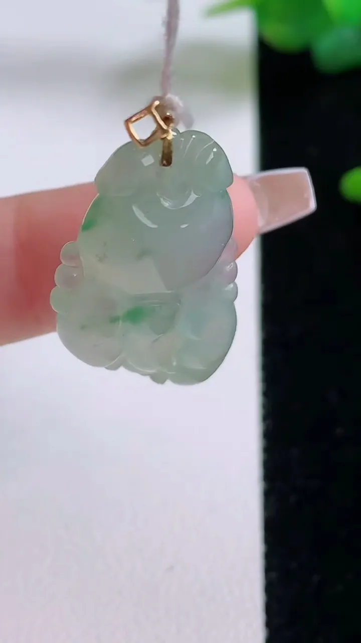 天然A货翡翠双彩佛手瓜吊坠，尺寸31.8-16.7-6.4，重量:5.70g
12月5日