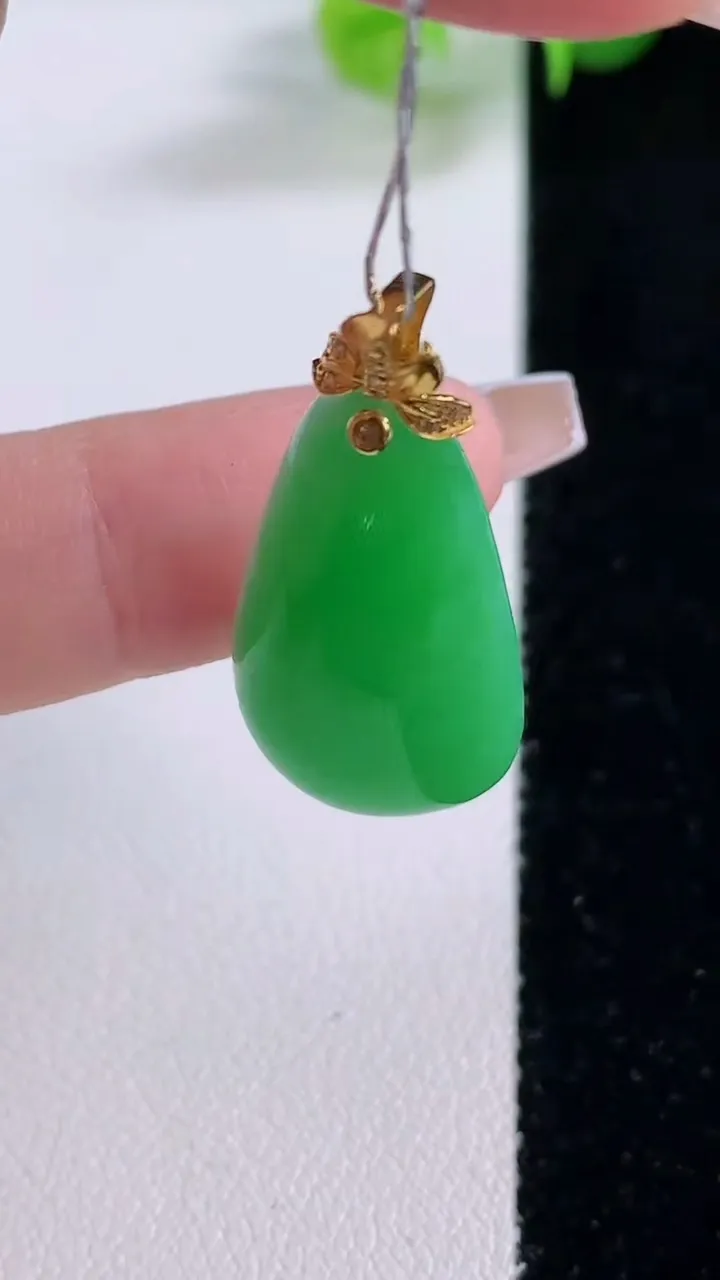 天然A货翡翠福瓜吊坠，尺寸27-14.8-6.8，重量:4.84g
12月5日
