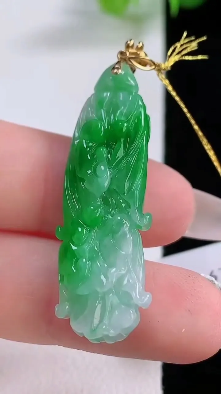天然A货翡翠白菜吊坠，尺寸39.6-11.6-7.7，重量:5.81g
12月5日