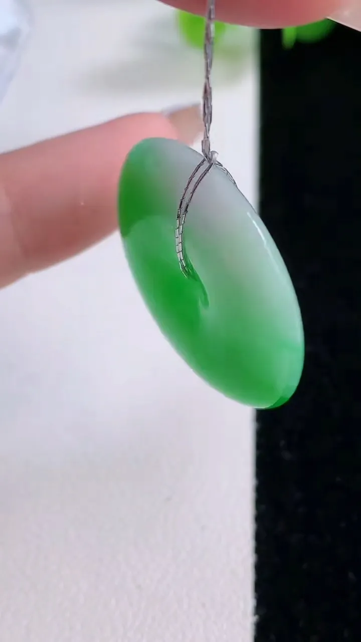 天然A货翡翠平安扣吊坠，尺寸28-5.4，重量:8.92g
12月5日