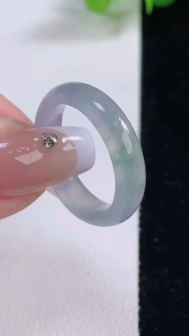 天然A货翡翠冰种飘花指环 戒指，尺寸18.8-4.9-2.7，重量:3.47g2025年12月5日
