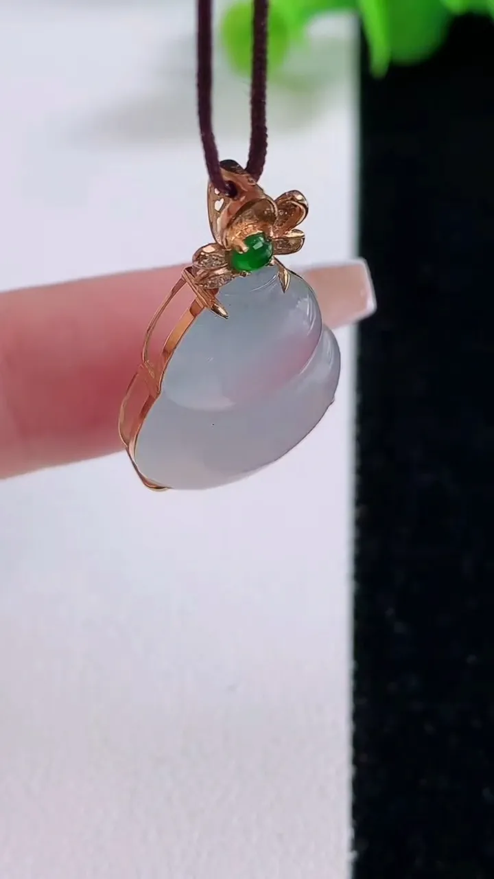 天然A货翡翠种飘花葫芦吊坠，尺寸20.4-16.6-6.7，重量:3.56g
12月5日