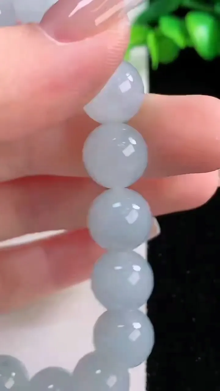 天然A货翡翠种飘花圆珠手串17颗，尺寸11.3，重量:44.66g12月5日
工厂直销收藏佳品,种好水足，色泽均匀，有种有色，上手高大气！