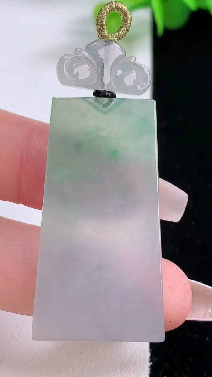 天然A货翡翠仿古无事牌吊坠，尺寸40.4-21-3.4，重量:10.23g
12月5日