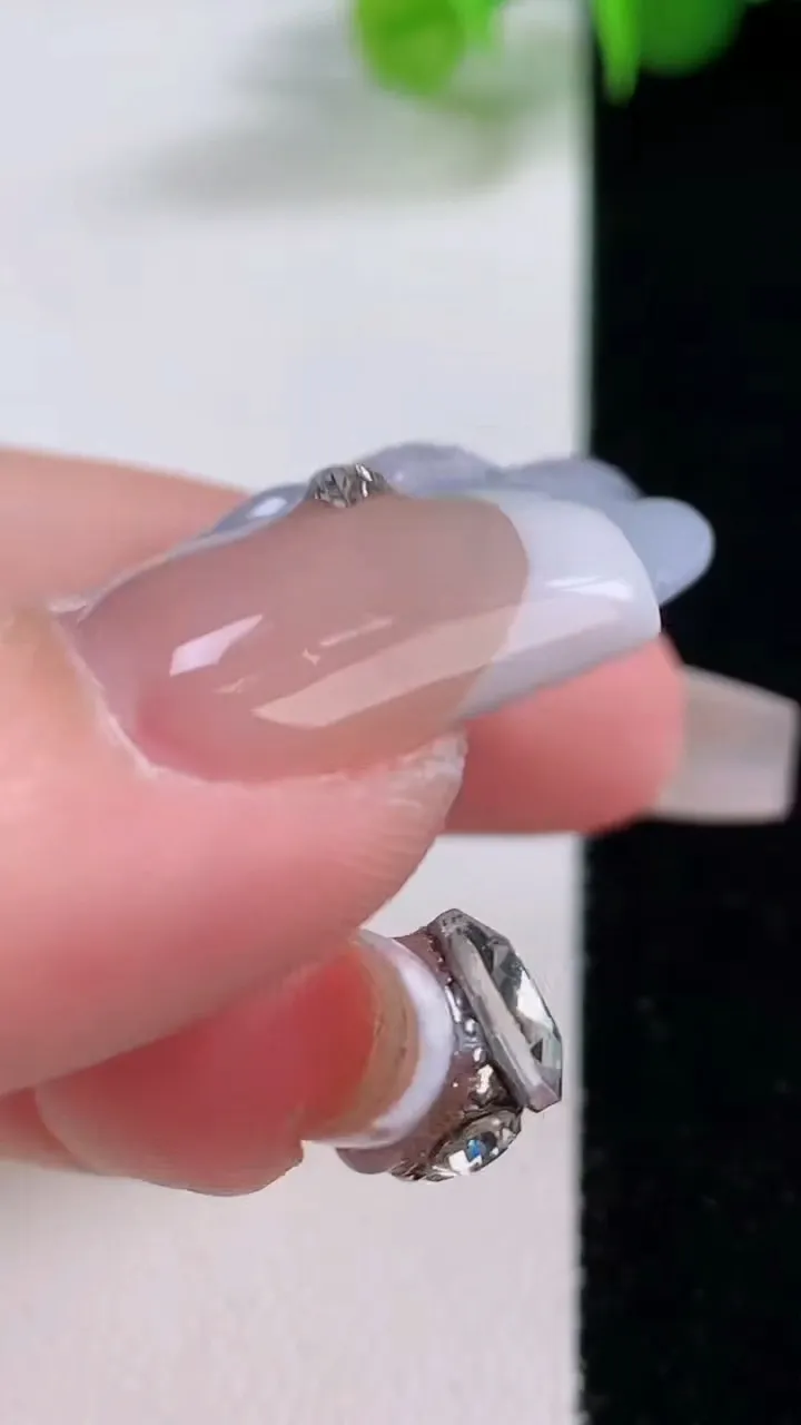 天然A货翡翠冰种紫罗兰龙牌吊坠，尺寸48-26.5-10.6，重量:21.32g
12月5日