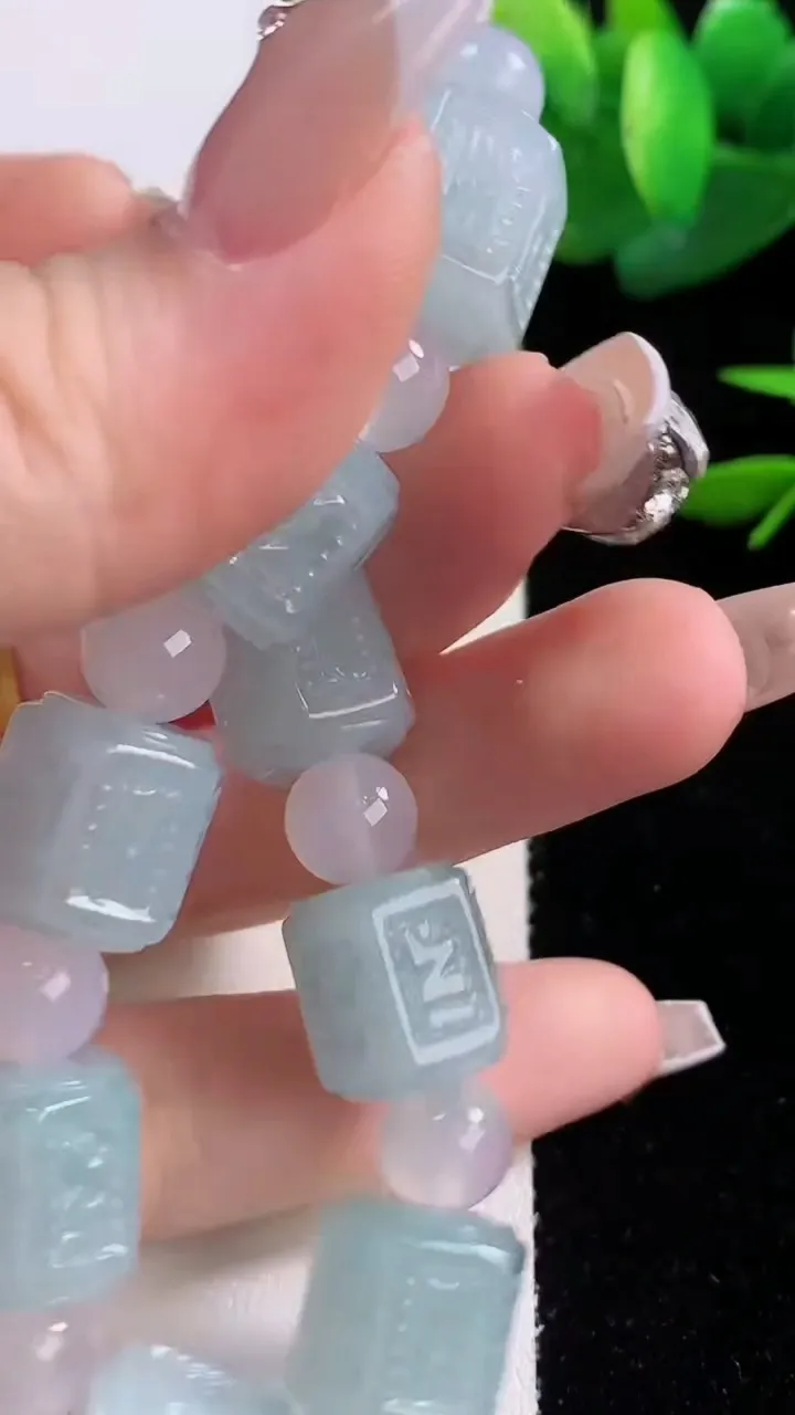 天然A货翡翠飘花路路通手串，尺寸12.8-11.8-10颗，重量:50.91g12月5日
工厂直销收藏佳品,种好水足，色泽均匀，有种有色，上手高大气！