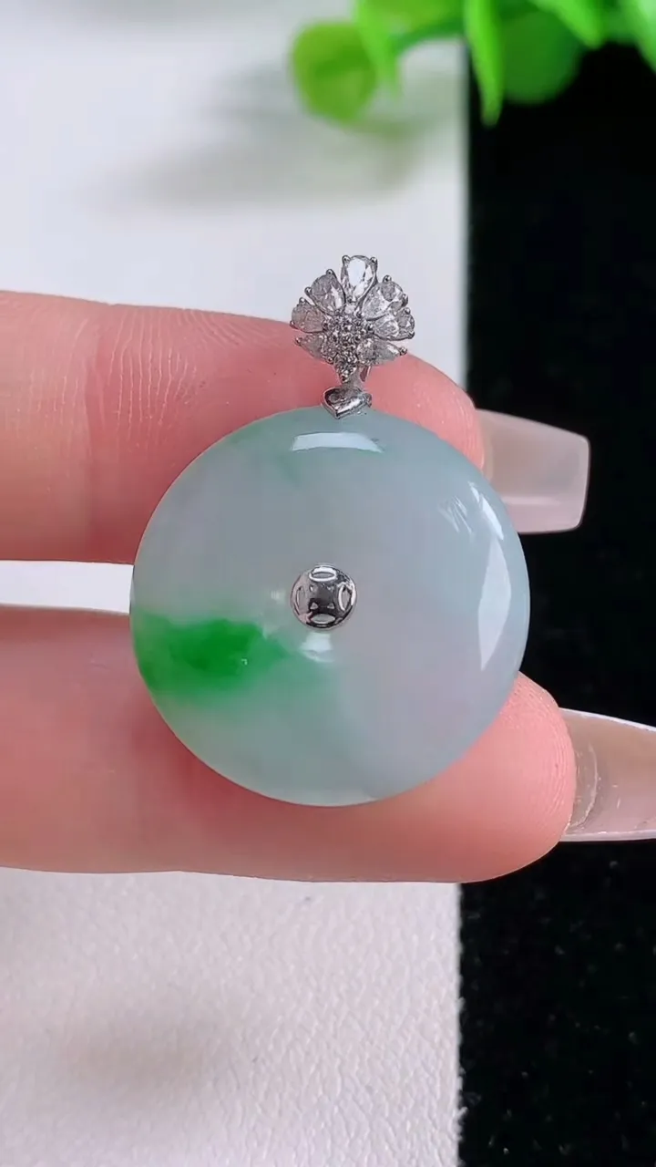 天然A货翡翠平安扣吊坠，尺寸22-5.2，重量:5.87g
12月5日