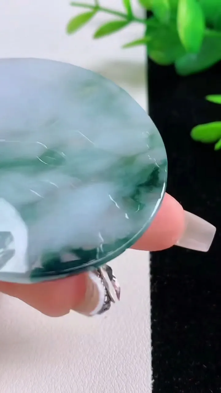 天然A货翡翠飘花不动明王吊坠，尺寸52.8-5.4，重量:34.33g
12月5日