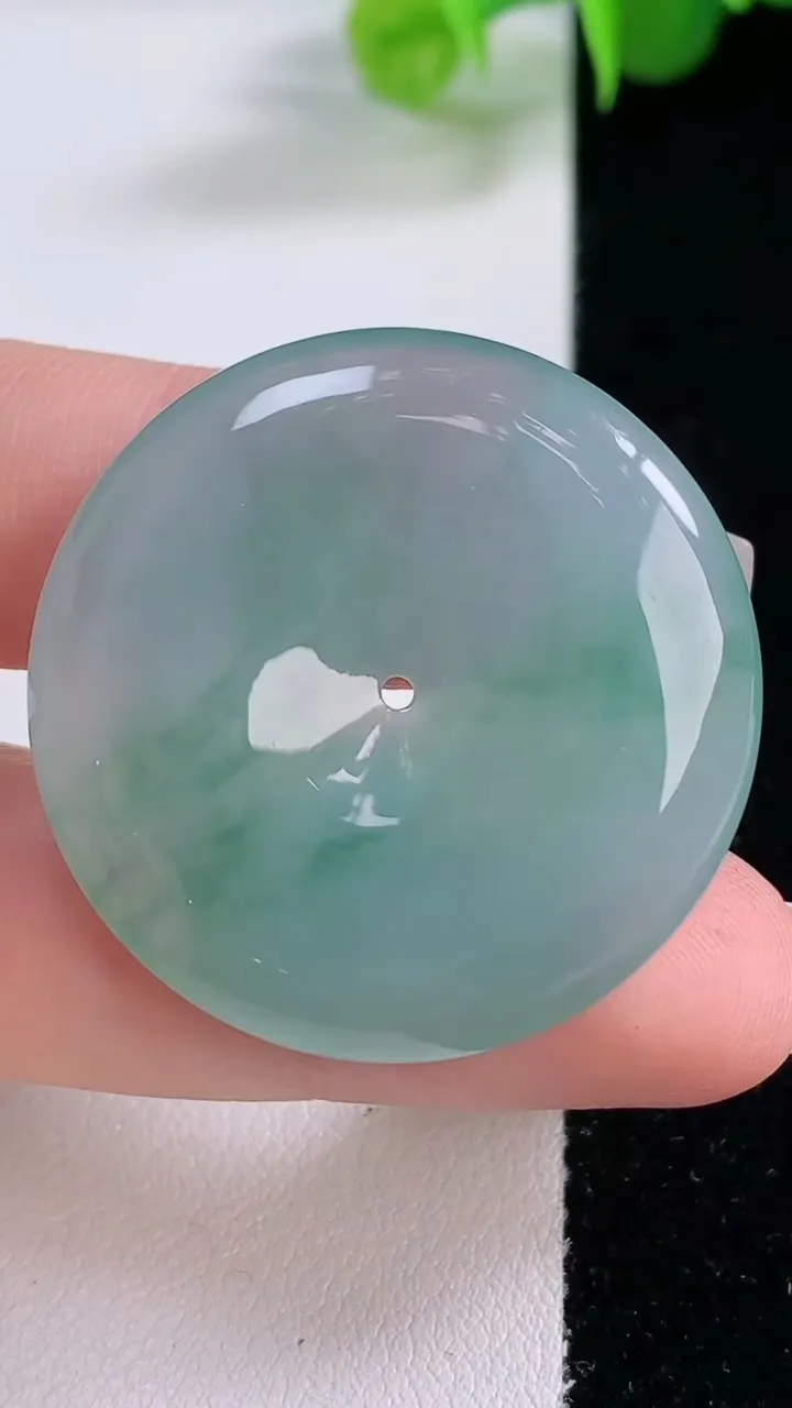 天然A货翡翠冰种飘花平安扣吊坠，尺寸33.5-5.8，重量:13.82g
12月5日