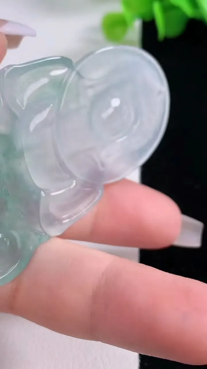 天然A货翡翠种飘花观音菩萨吊坠，尺寸65-39.3-5.4，重量:26.04g
12月5日