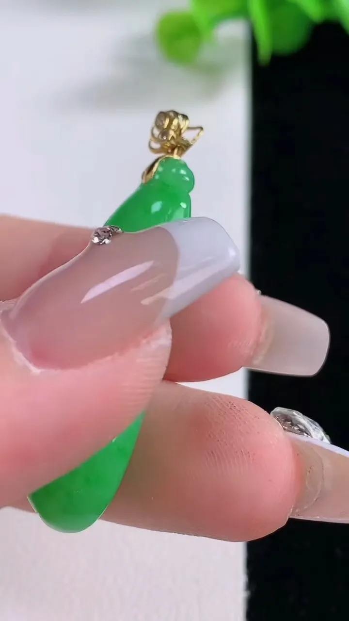 天然A货翡翠福瓜吊坠，尺寸35.8-14.5-8.5，重量:8.96g
12月5日