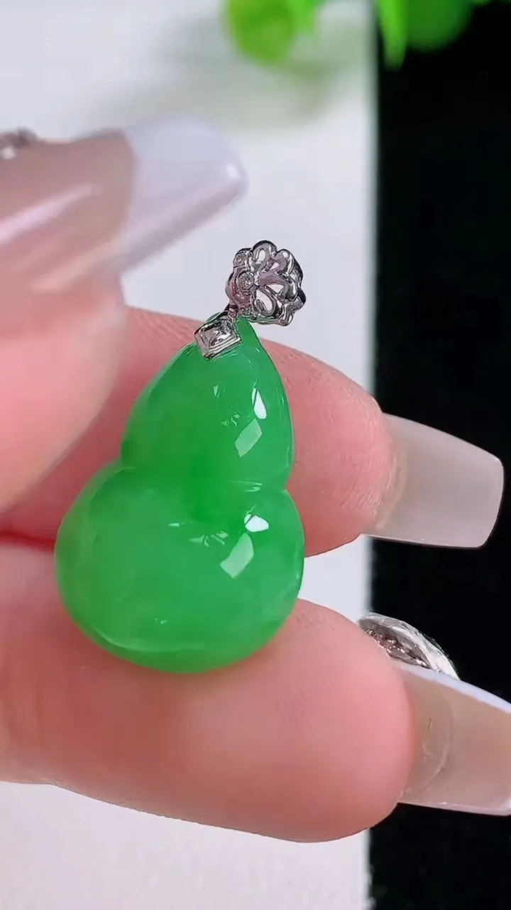 天然A货翡翠葫芦吊坠，尺寸21.1-13.7-7.4，重量:3.64g
12月5日