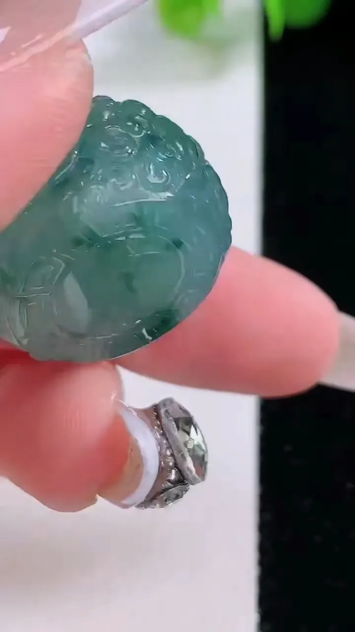 天然A货翡翠冰种飘花雕花路路通吊坠，尺寸23-12.8，重量:16.33g
12月5日