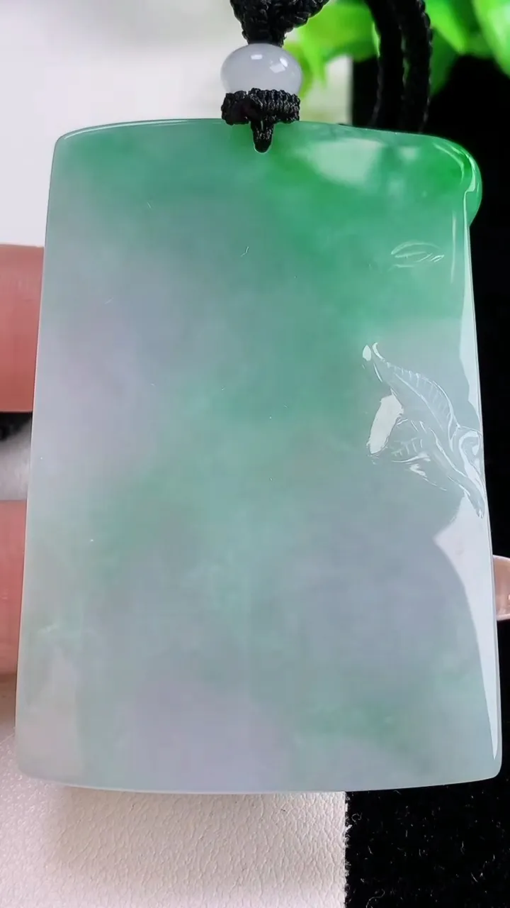 天然A货翡翠三羊开泰吊坠，尺寸59.2-41.3-8.2，重量:55.62g
12月5日