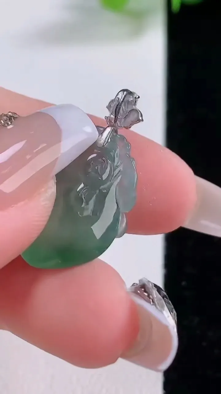 天然A货翡翠福瓜吊坠，尺寸20.5-13-6，重量:2.92g
12月5日