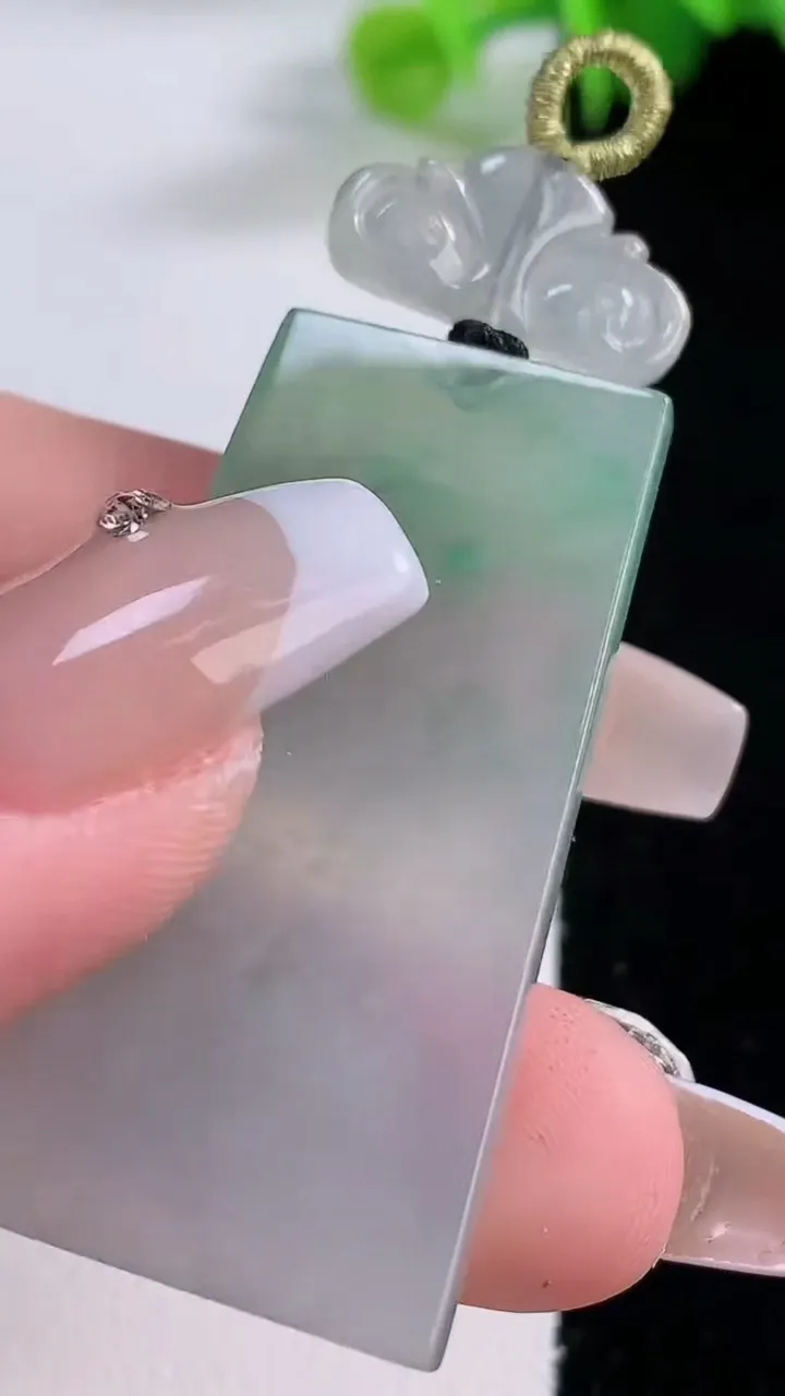 天然A货翡翠仿古无事牌吊坠，尺寸40.4-21-3.4，重量:10.23g
12月5日