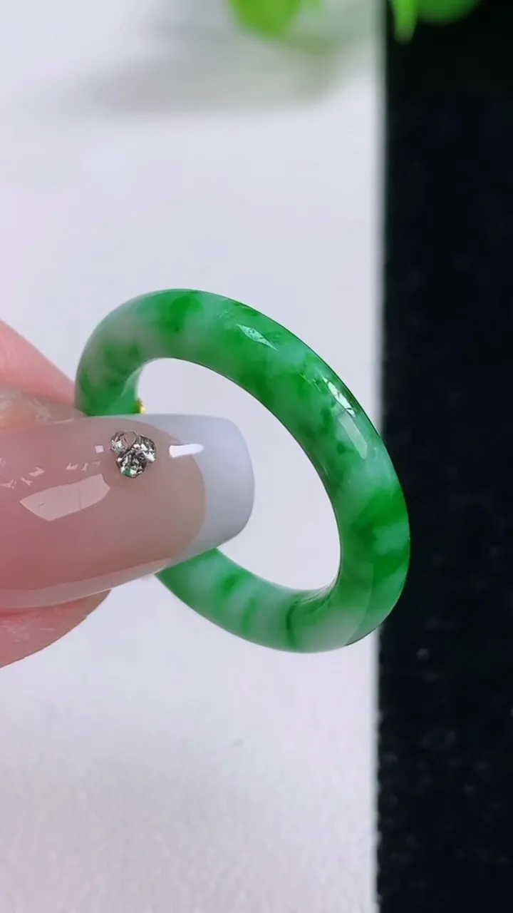 天然A货翡翠指环 戒指，尺寸17.6-3.4-3.2，重量:2.62g2025年12月5日
工厂直销收藏佳品,种好水足，色泽均匀，有种有色，上手高大气！