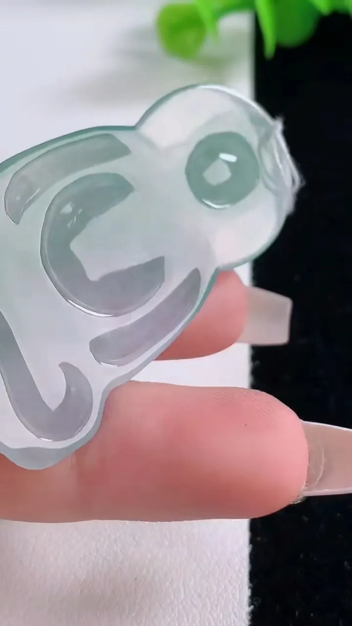 天然A货翡翠大日如来吊坠，尺寸51.2-31.5-4.7，重量:13.17g
12月5日