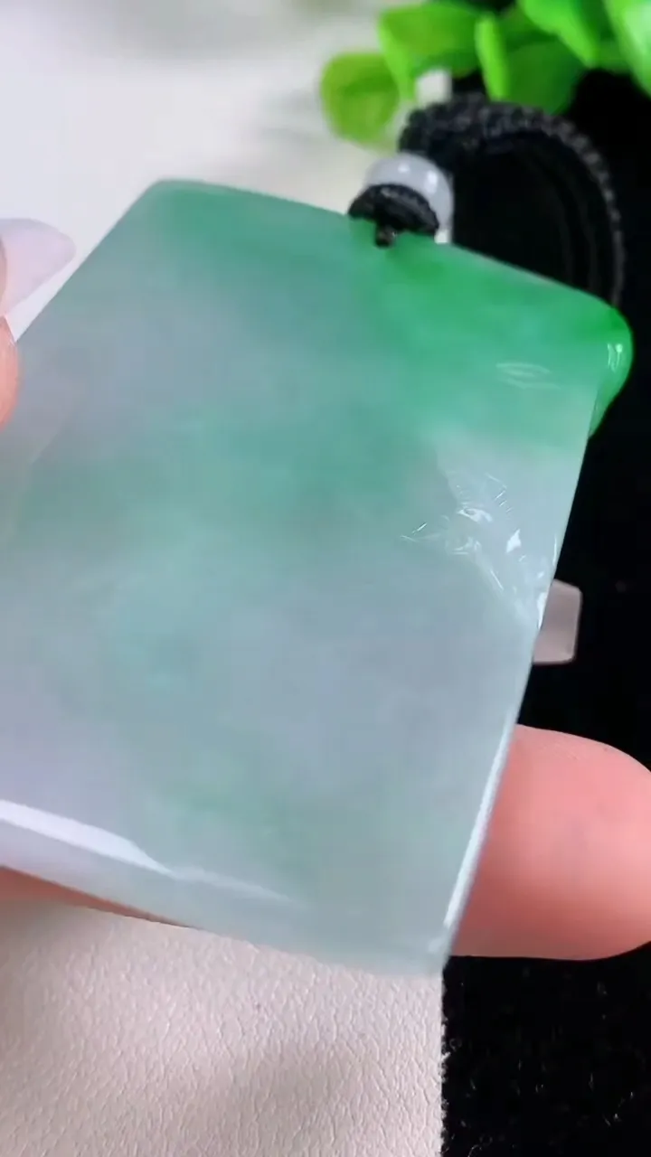 天然A货翡翠三羊开泰吊坠，尺寸59.2-41.3-8.2，重量:55.62g
12月5日