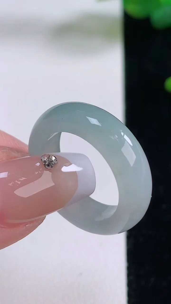 天然A货翡翠指环戒指，尺寸17.7-5.7-3.2，重量:4.62g2025年12月5日
工厂直销收藏佳品,种好水足，色泽均匀，有种有色，上手高大气！