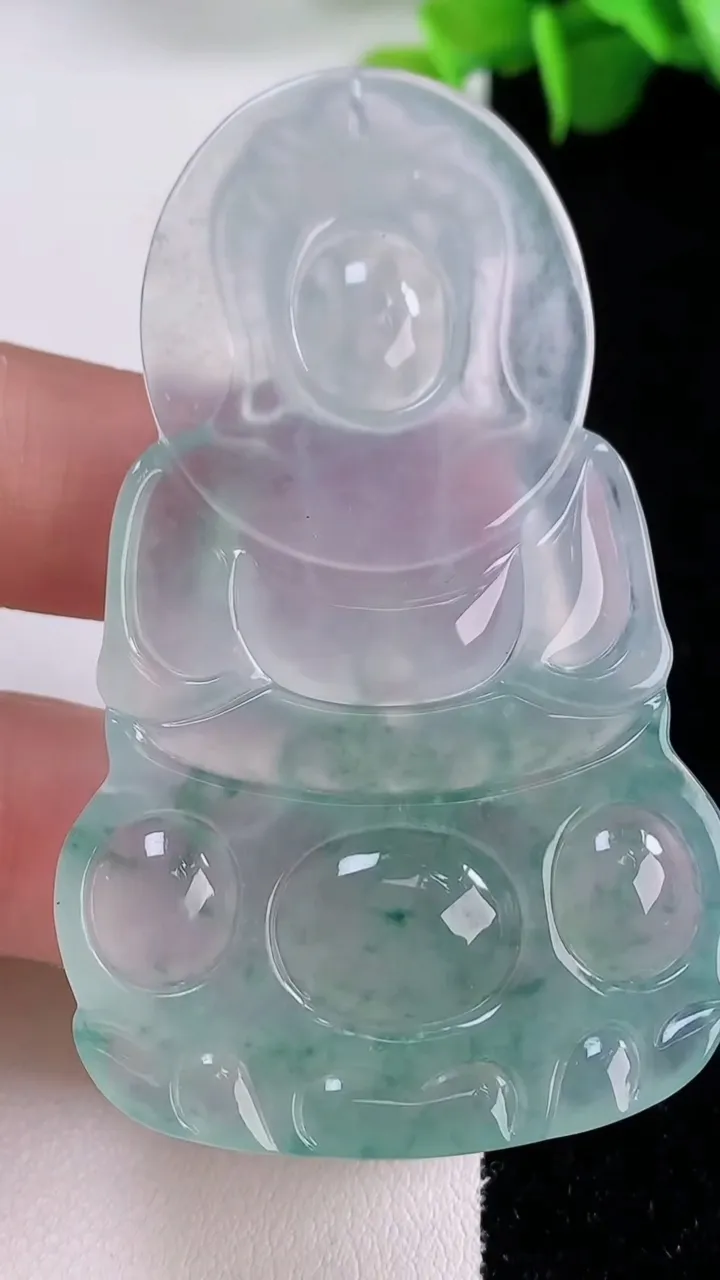 天然A货翡翠种飘花观音菩萨吊坠，尺寸65-39.3-5.4，重量:26.04g
12月5日