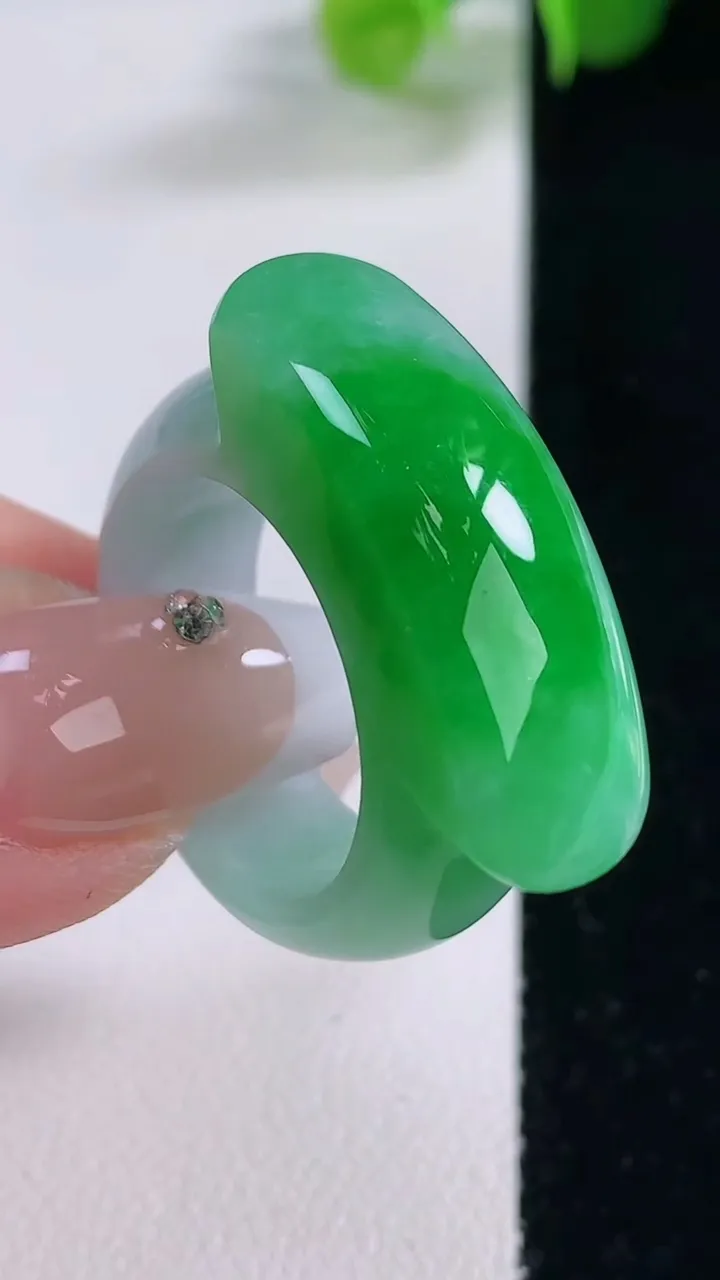 天然A货翡翠马鞍戒指 扳指 指环，尺寸19.6-29-10-7.3，重量:11.74g2025年12