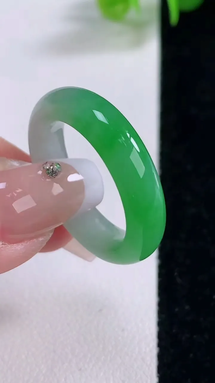 天然A货翡翠指环 戒指，尺寸20-5.6-3.9，重量:5.34g2025年12月5日
工厂直销收藏佳品,种好水足，色泽均匀，有种有色，上手高大气！