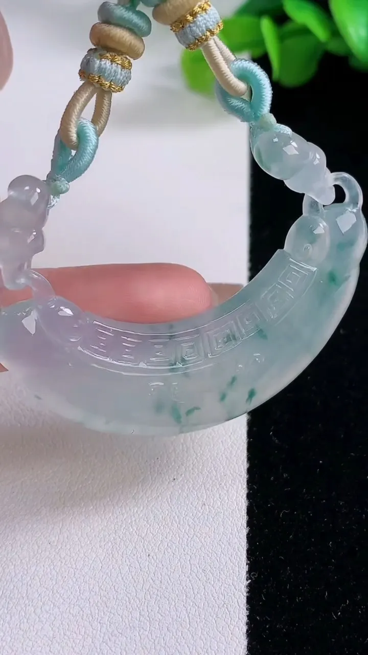 天然A货翡翠种飘花如意锁吊坠，尺寸16.2-53-5.7，重量:18.39g
12月5日