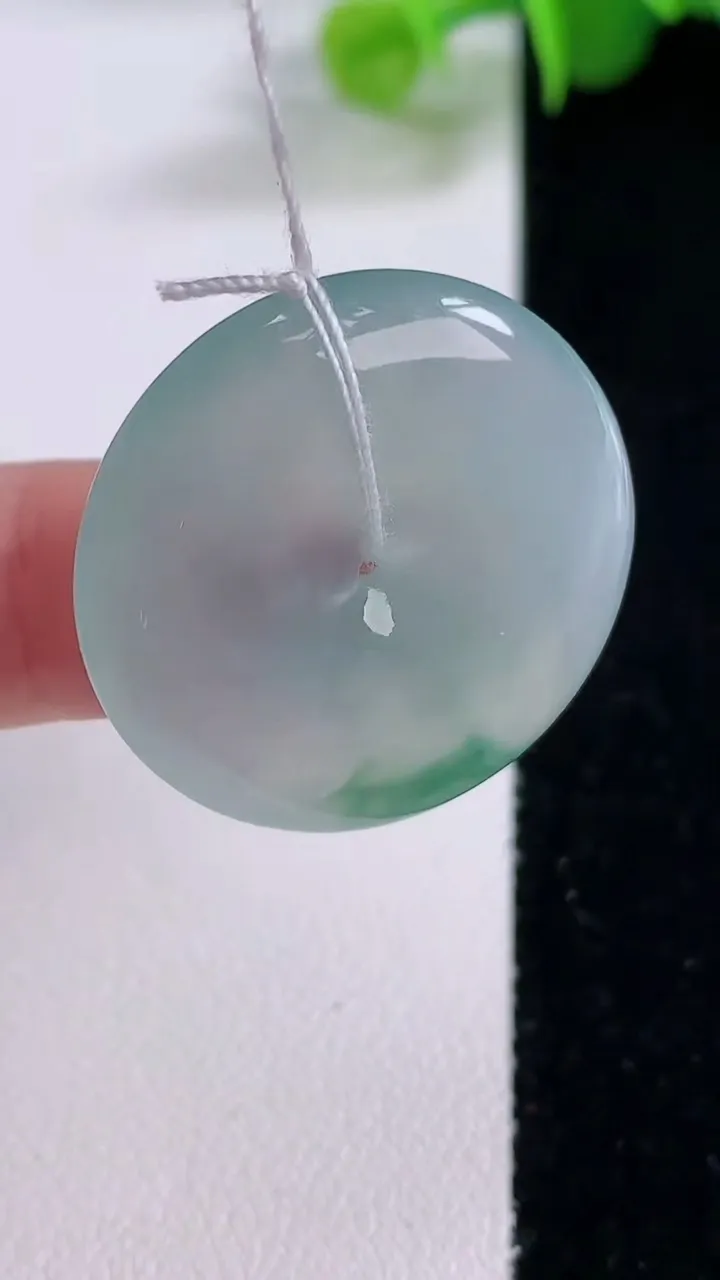 天然A货翡翠冰种飘花平安扣吊坠，尺寸28-5.5，重量:9.61g
12月5日