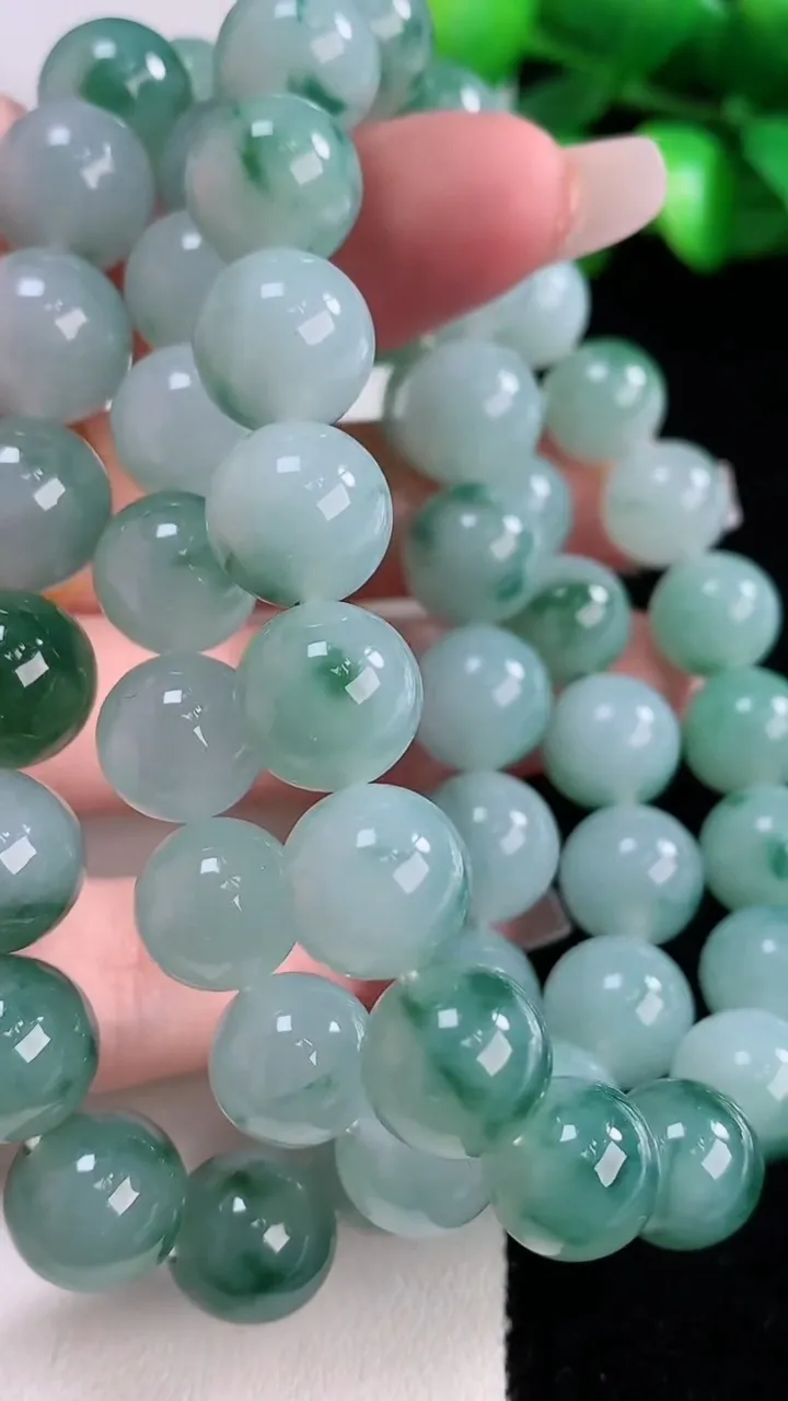 天然A货翡翠冰种飘花圆珠项链53颗，尺寸10.4，重量:124.95g
12月5日