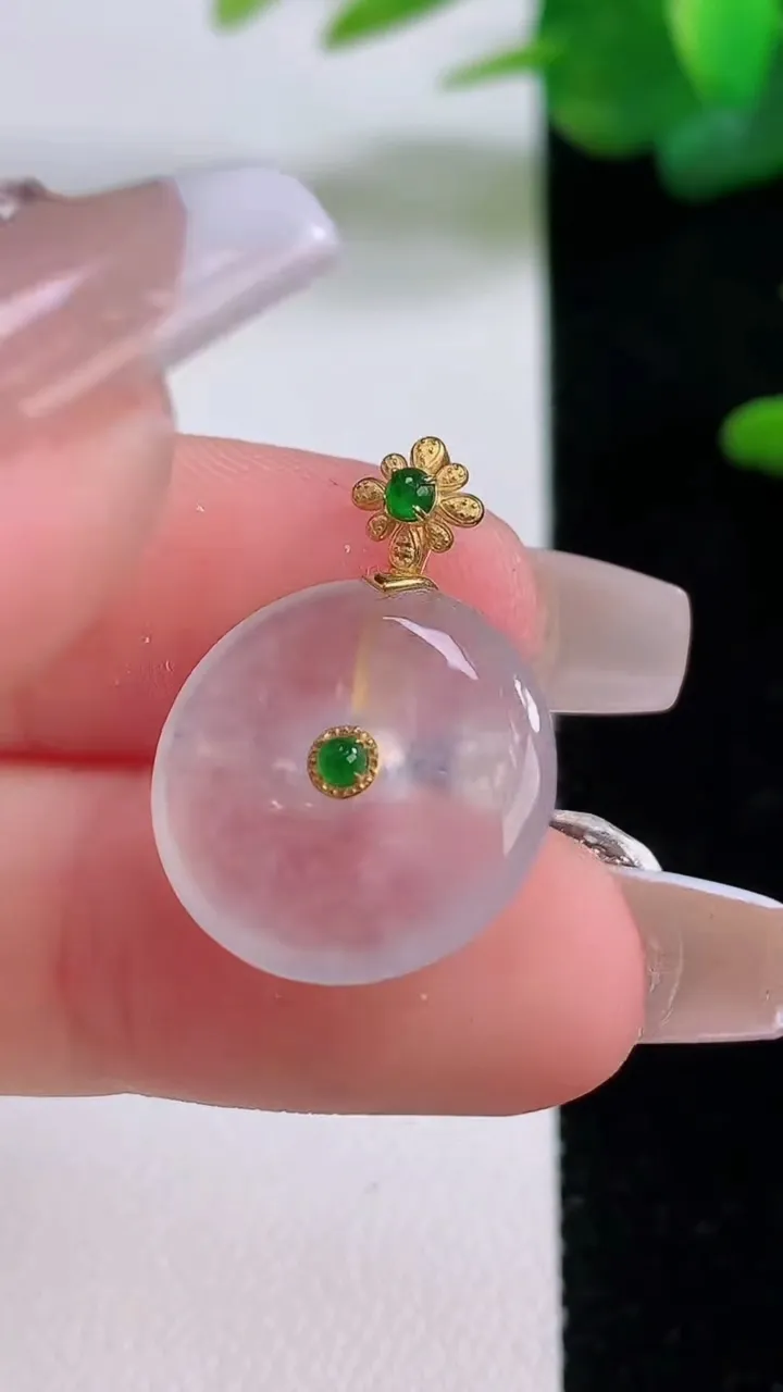 天然A货翡翠种白冰平安扣吊坠，尺寸17.2-3.9，重量:2.89g
12月5日