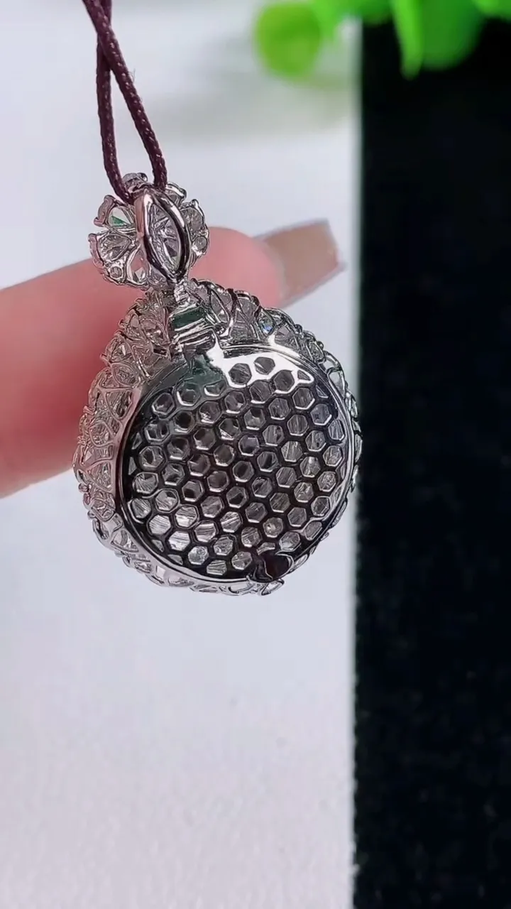 天然A货翡翠平安扣吊坠，尺寸29-18.7-9.5裸石13.8，重量:4.84g
12月5日