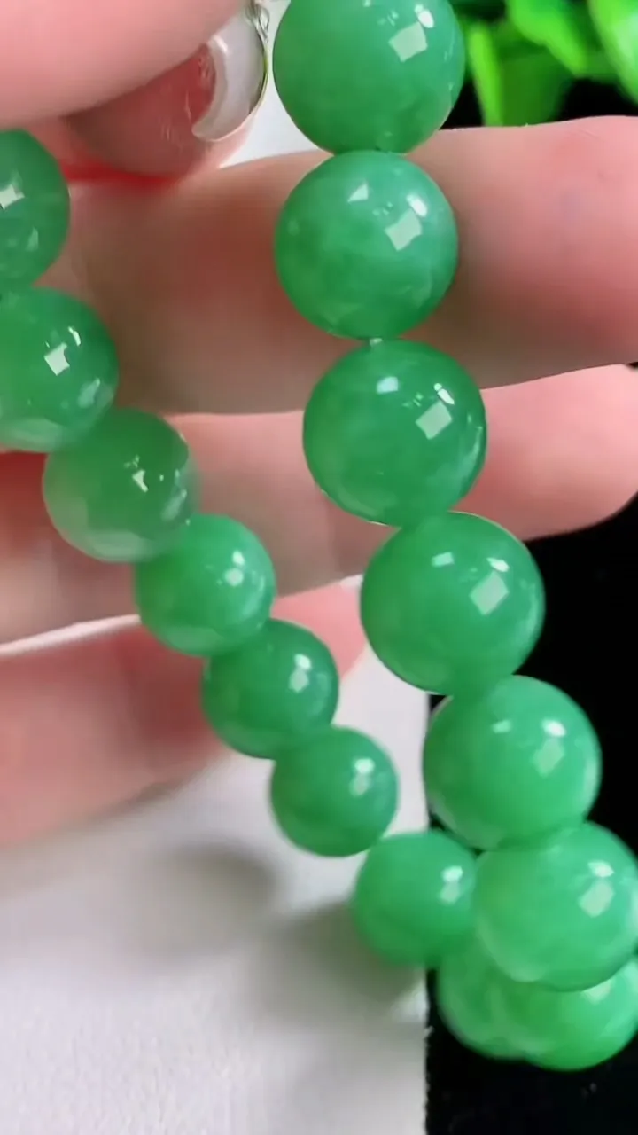 天然A货翡翠圆珠手串18颗，尺寸10.4，重量:34.55g12月5日
工厂直销收藏佳品,种好水足，色泽均匀，有种有色，上手高大气！