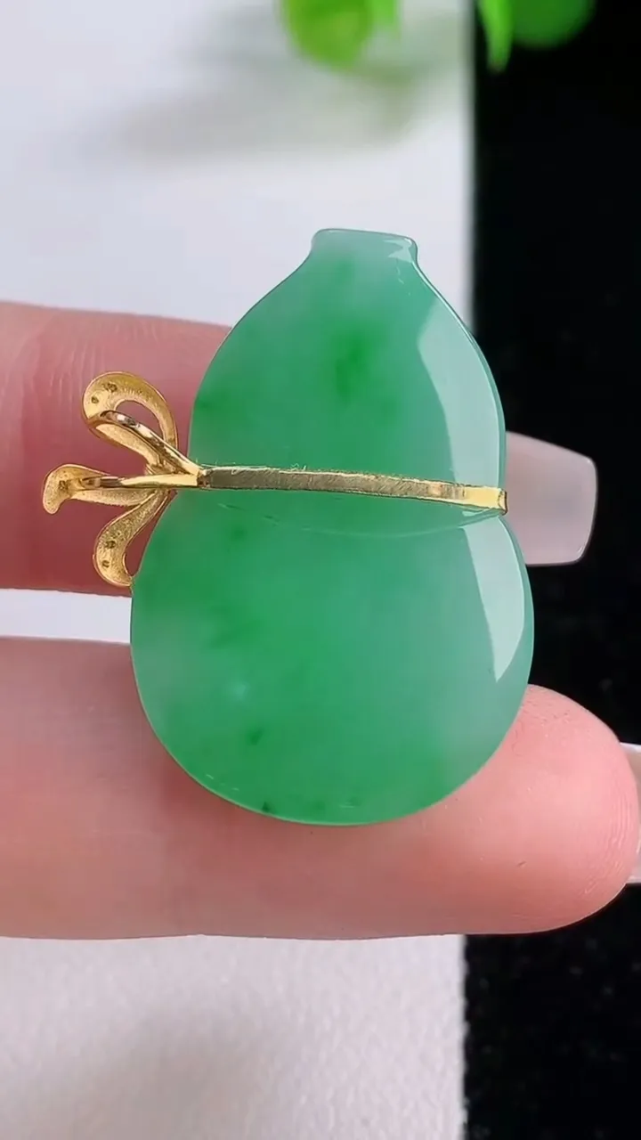 天然A货翡翠葫芦吊坠，尺寸29-19.8-5.5，重量:5.89g
12月5日