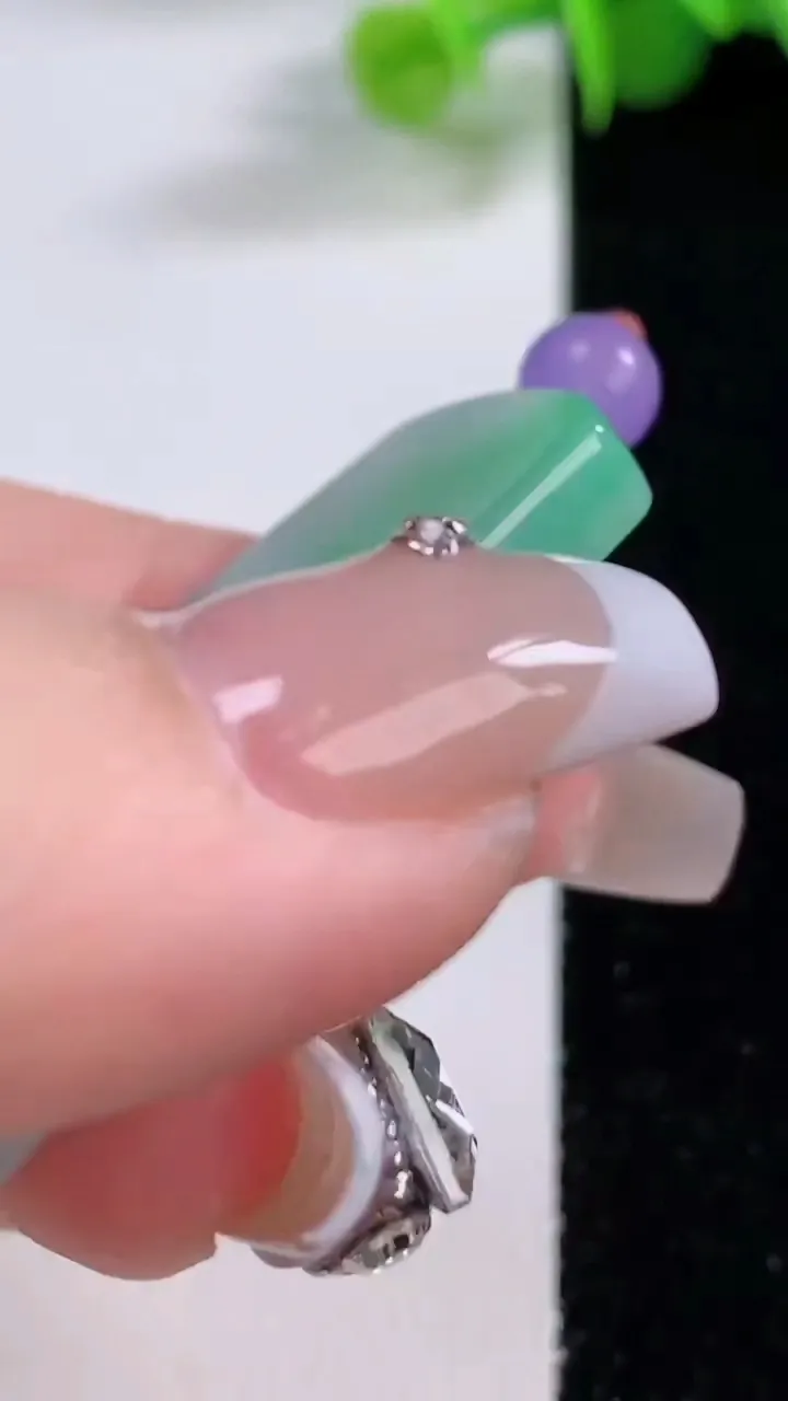 天然A货翡翠无事牌吊坠，尺寸43.6-24.3-5，重量:15.33g
12月5日