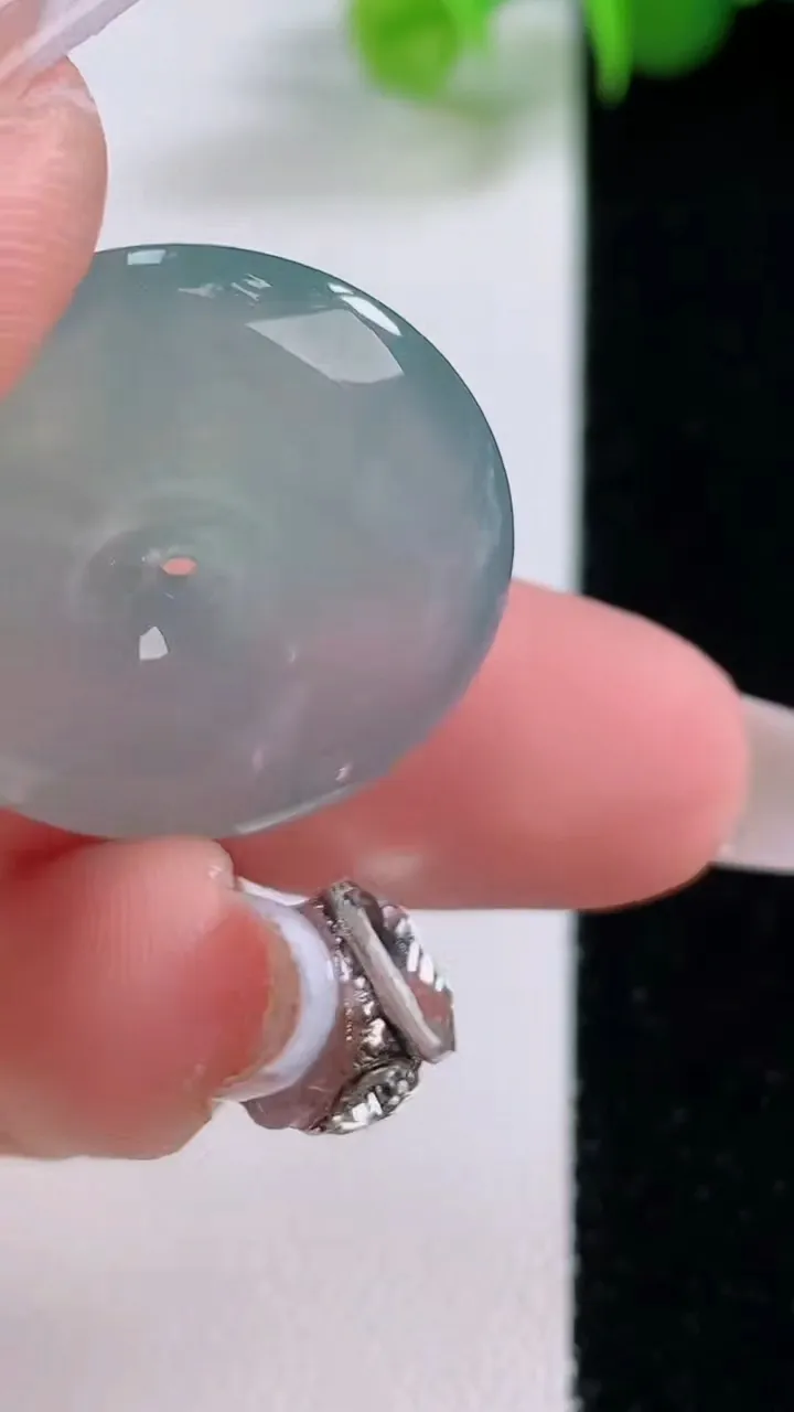 天然A货翡翠平安扣吊坠，尺寸25.4-5.8，重量:7.77g
12月5日