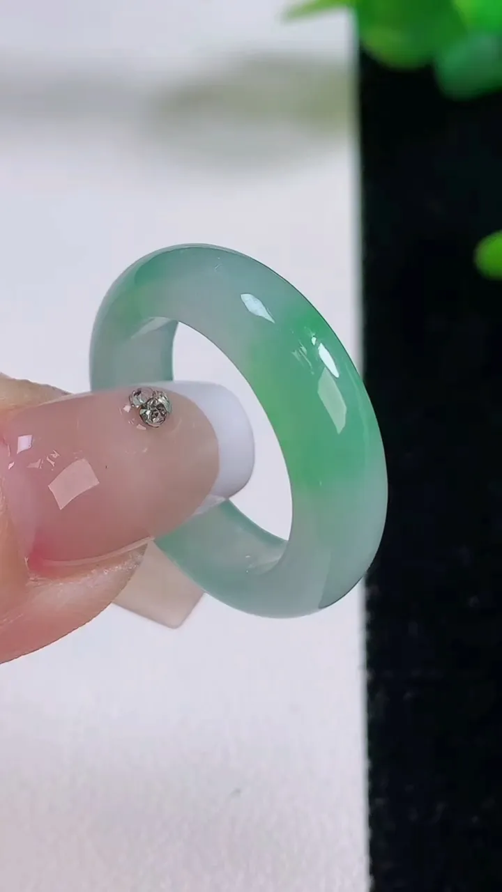 天然A货翡翠指环戒指，尺寸18-5.6-3.2，重量:4.40g2025年12月5日
工厂直销收藏佳