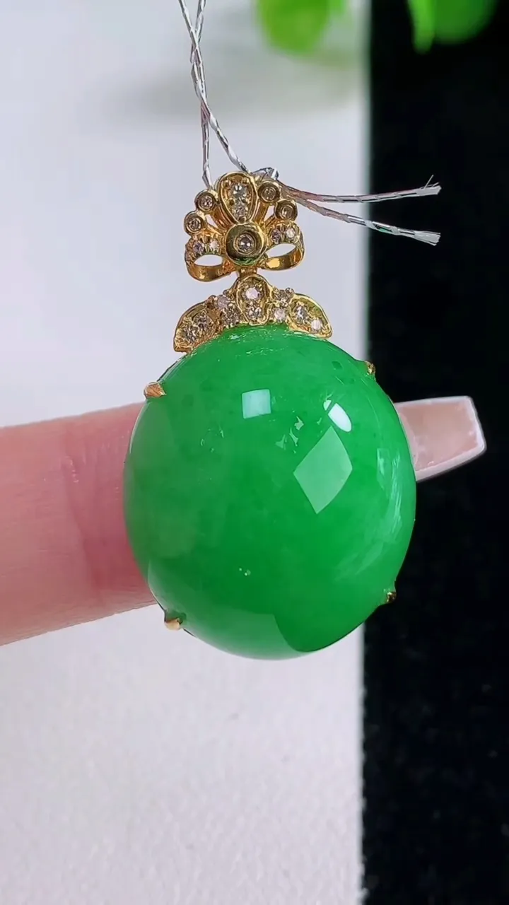 天然A货翡翠蛋面吊坠，尺寸29.3-20-17.7-11，重量:7.84g
12月5日