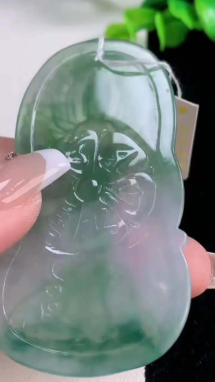 天然A货翡翠千手观音菩萨吊坠，尺寸70.8-39.3-4.7，重量:26.14g
12月5日