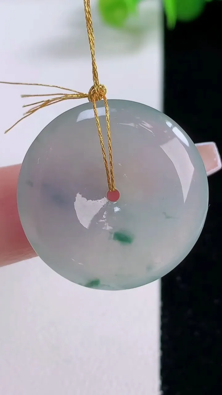 天然A货翡翠冰种飘花平安扣吊坠，尺寸25.2-5，重量:6.13g
12月5日