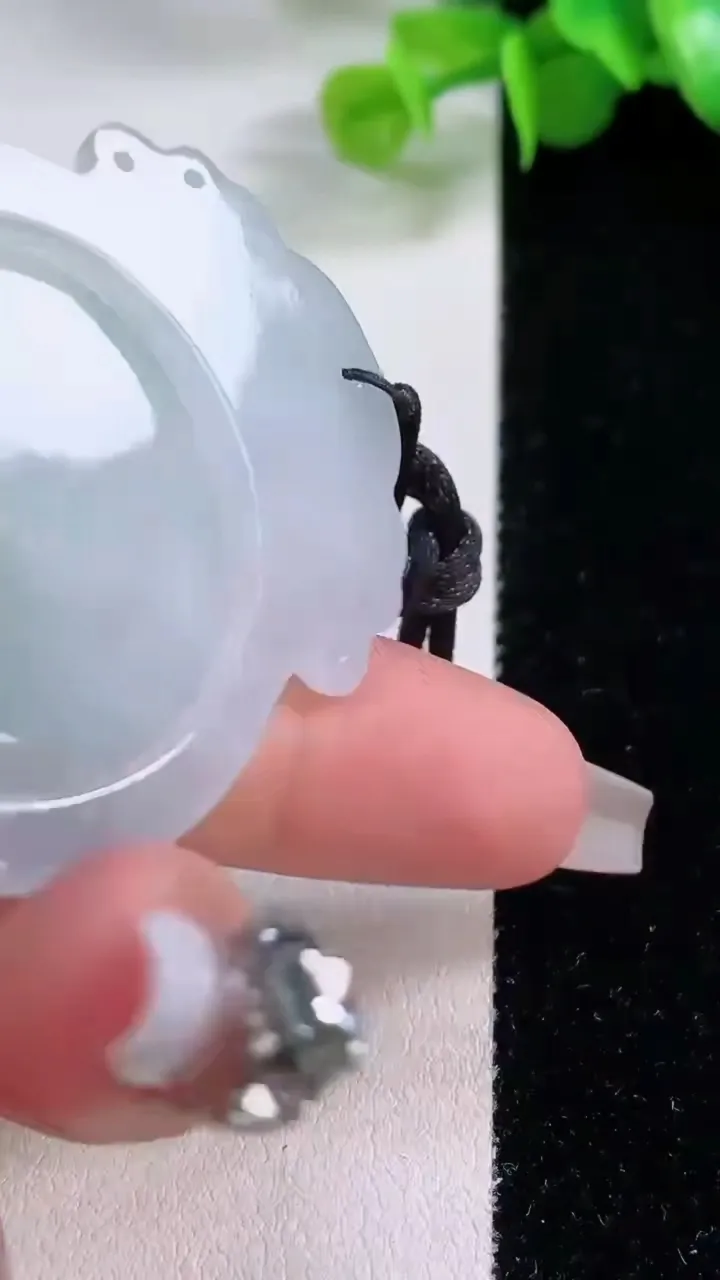 天然A货翡翠麒麟牌吊坠，尺寸49.7-41-5.2，重量:20.00g
12月5日