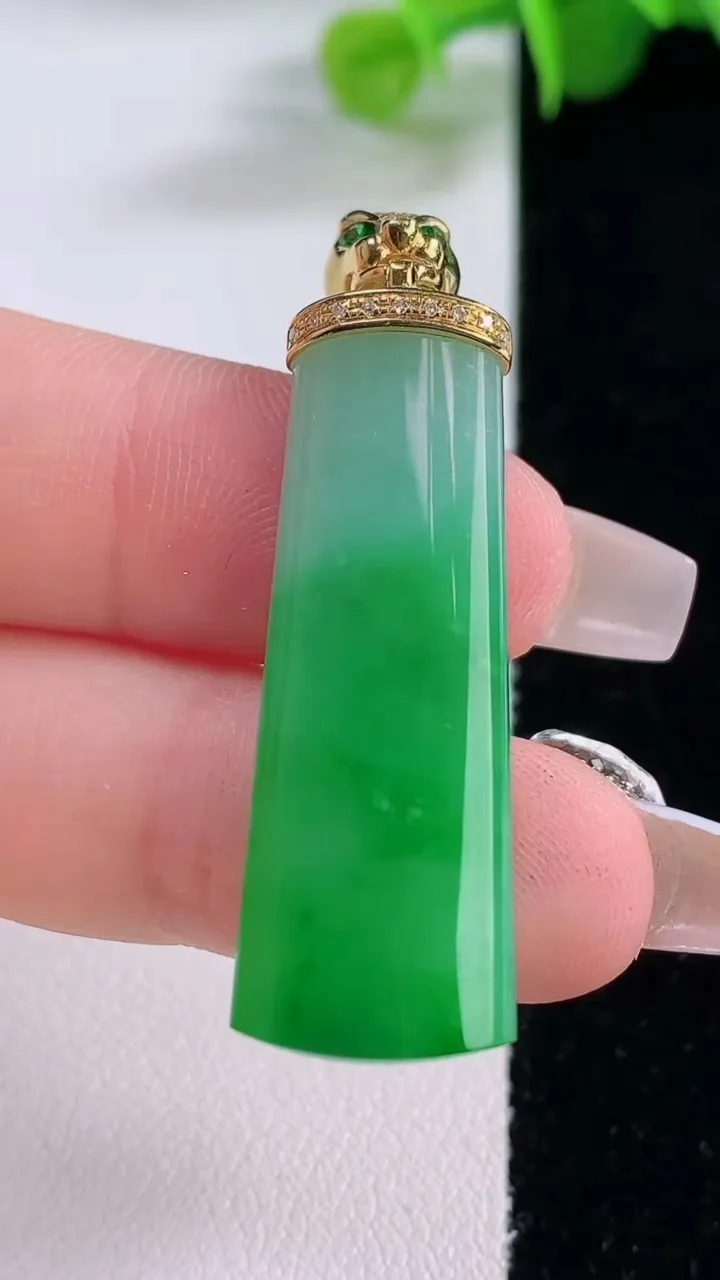 天然A货翡翠平安柱吊坠，尺寸36.3-12.2-5.3，重量:7.61g
12月5日