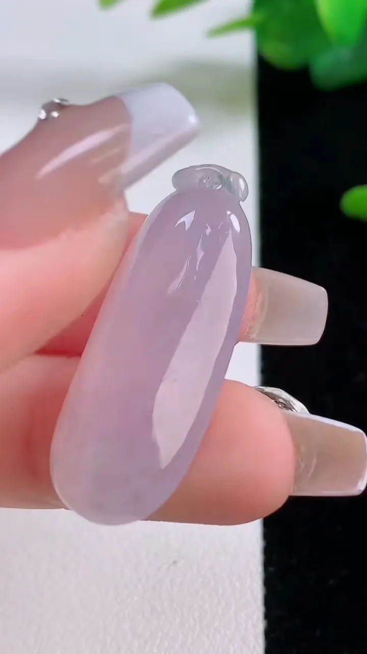 天然A货翡翠福瓜吊坠，尺寸34-13.5-6.3，重量:5.55g
12月5日