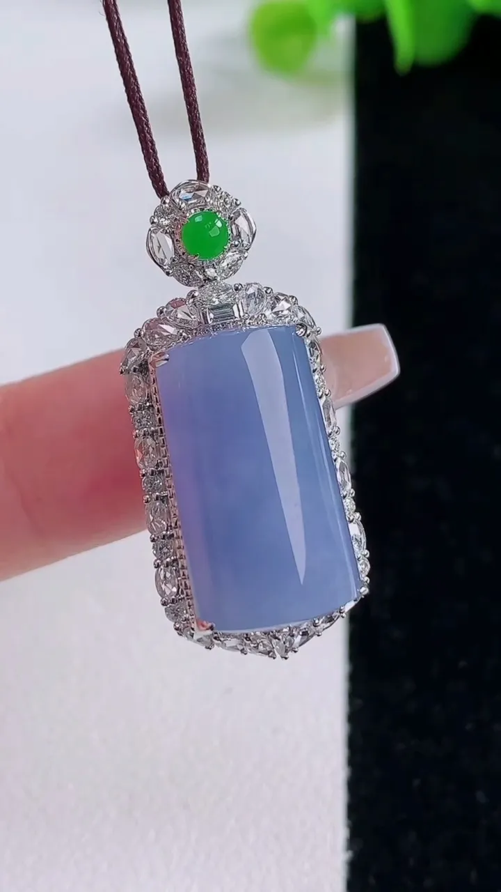 天然A货翡翠种紫罗兰无事牌吊坠，尺寸31-14.3-11裸石19-10.5，重量:5.49g
12月5日