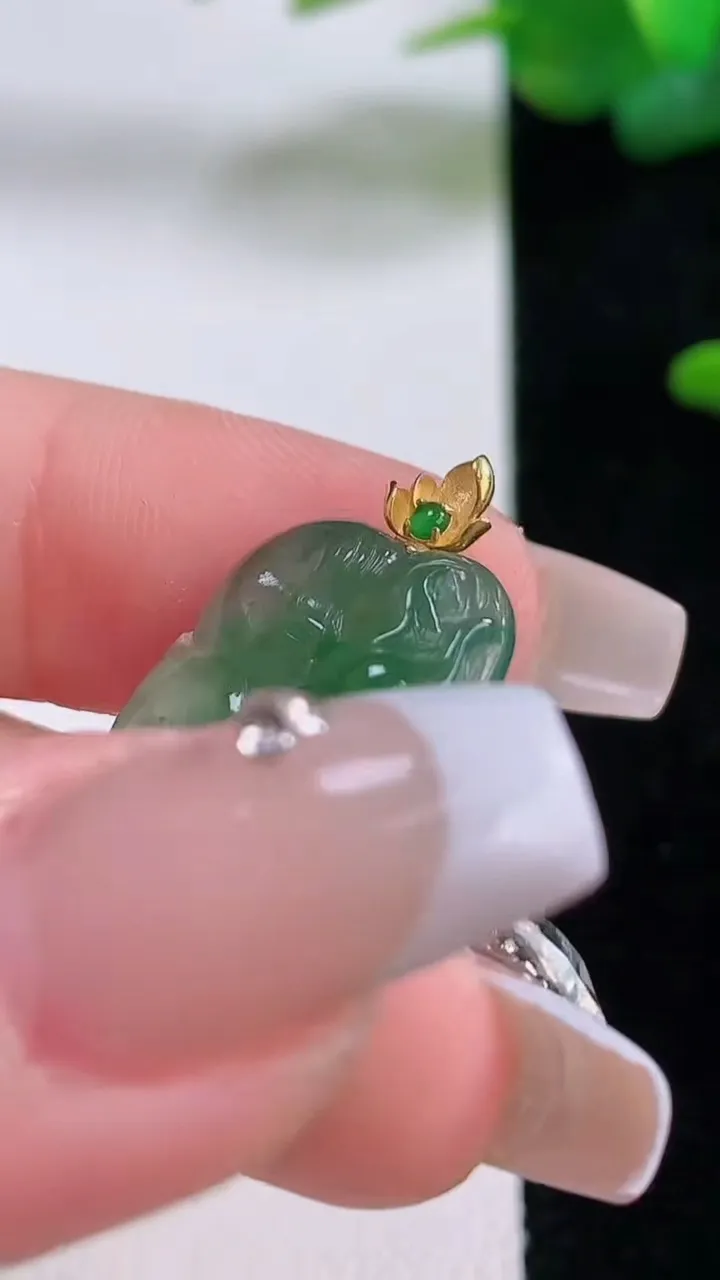 天然A货翡翠九尾狐吊坠，尺寸25.3-16.6-4.5，重量:3.36g
12月5日