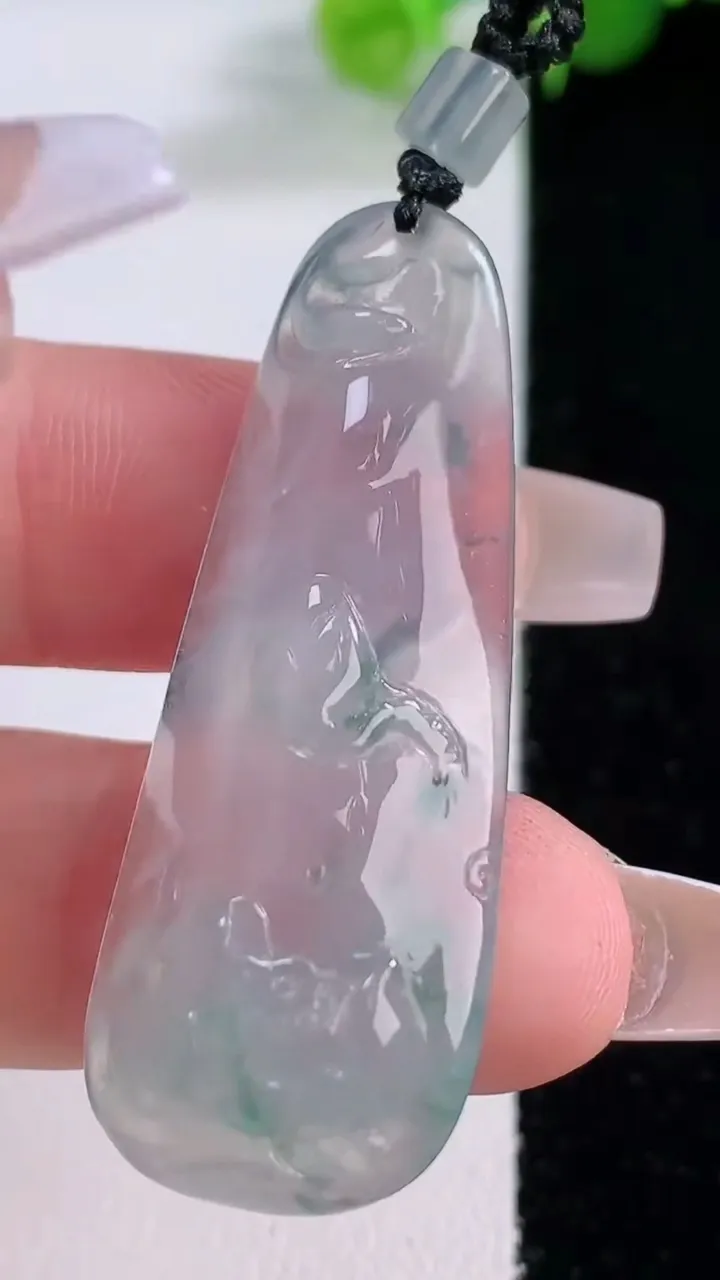 天然A货翡翠冰种飘花和和美美 荷叶鱼吊坠，尺寸43.6-17.7-7，重量:9.16g
12月5日