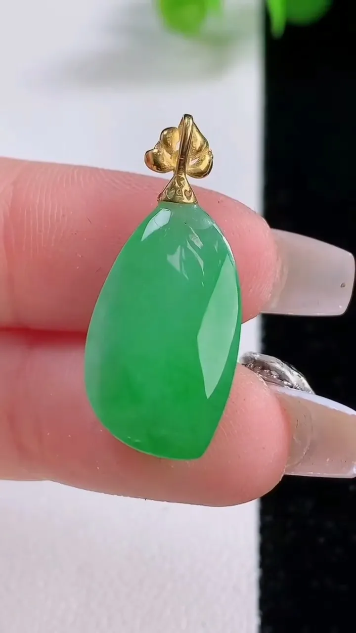 天然A货翡翠随形吊坠，尺寸21-12.2-6.7，重量:2.93g
12月5日